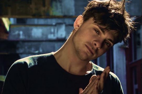 Alessandro Casillo a Blogo: “‘Ancora qui’ era la canzone giusta per tornare. Sono felice dell’affetto rimasto da parte dei fan”