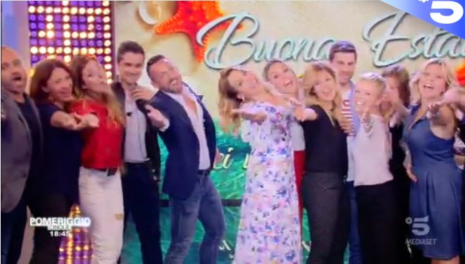 Pomeriggio 5, i saluti di Barbara d’Urso “col cuore” nell’ultima puntata prima della pausa estiva