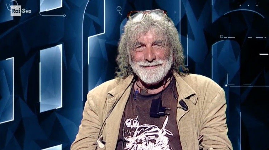 Cartabianca, Mauro Corona in diretta con il caricabatterie al collo
