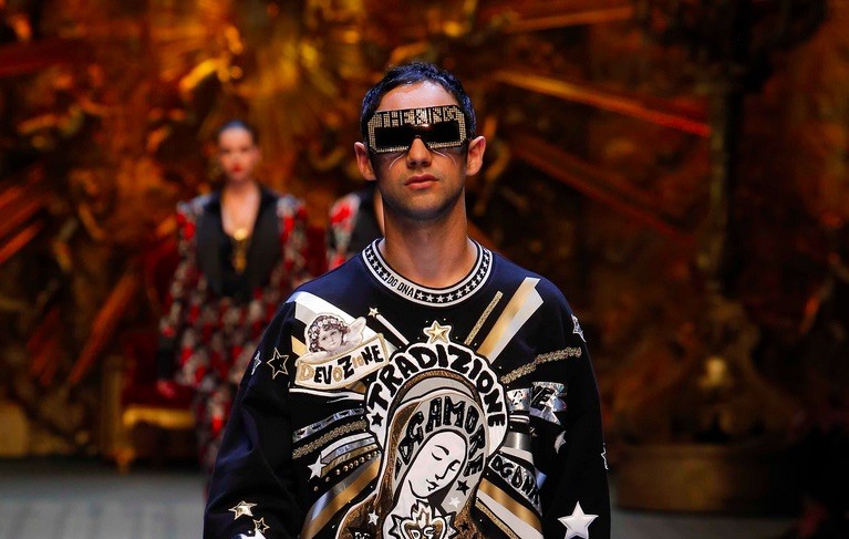 Cosmo e Tommaso Paradiso modelli per Dolce & Gabbana a Milano (FOTO e VIDEO)