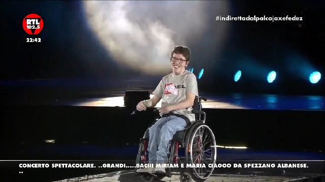Cris Brave canta a San Siro con Fedez e J-Ax: La Panchina (testo e video)