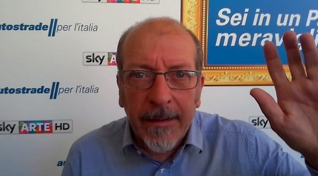 Dario Vergassola a Blogo: “Sei in un paese meraviglioso è un modo non “trombonesco” di fare cultura. Le interviste ai politici? Mi divertono sempre molto” (Video)