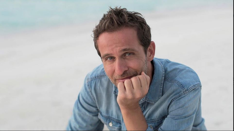 Stragà è tornato con l’album “Guardare fuori”: il nuovo disco e la carriera tra L’astronauta e la partecipazione a Sanremo [intervista]