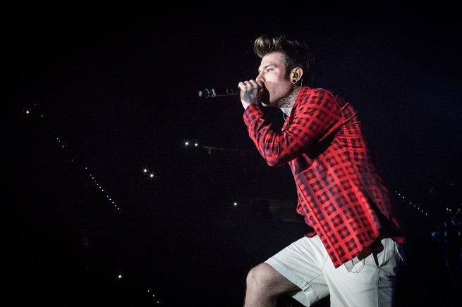 Fedez racconta come nascono i suoi tormentoni (e svela un aneddoto su Ermal Meta, che risponde su Twitter)