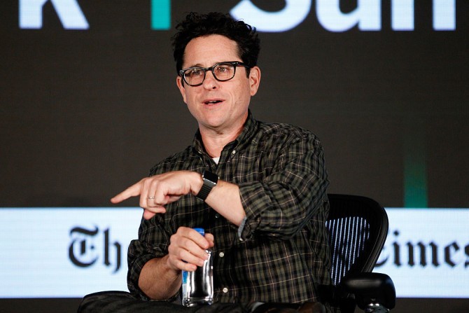 Apple e gli investimenti nelle serie tv, da Little Voice ai progetti di Chazelle e Shyamalan