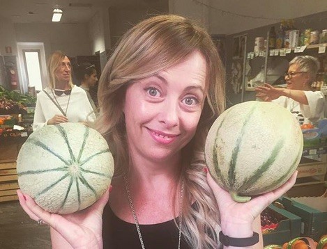 Giorgia Meloni risponde ai Pearl Jam su Twitter: “portiamo i migranti al loro party esclusivo in Sardegna”