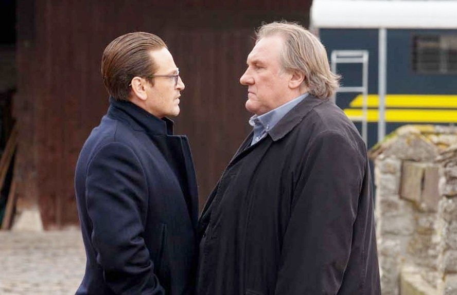 La Truffa del Secolo: trailer italiano, foto e poster del thriller con Gerard Depardieu