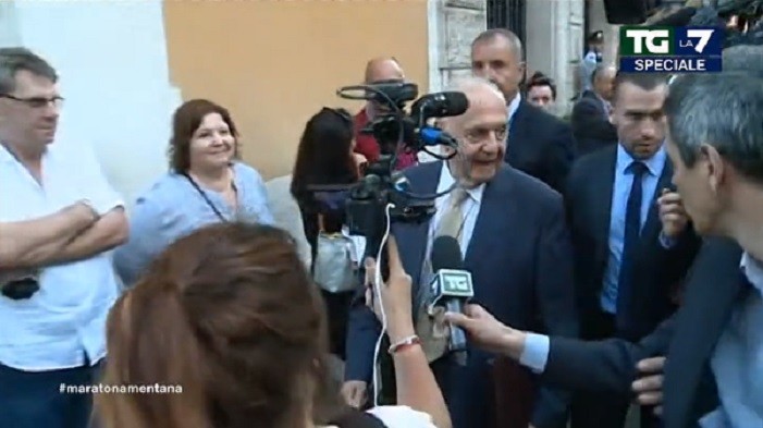 Savona ignora i giornalisti, Mentana si arrabbia e avvisa il ministro: “A buon rendere” (Video)