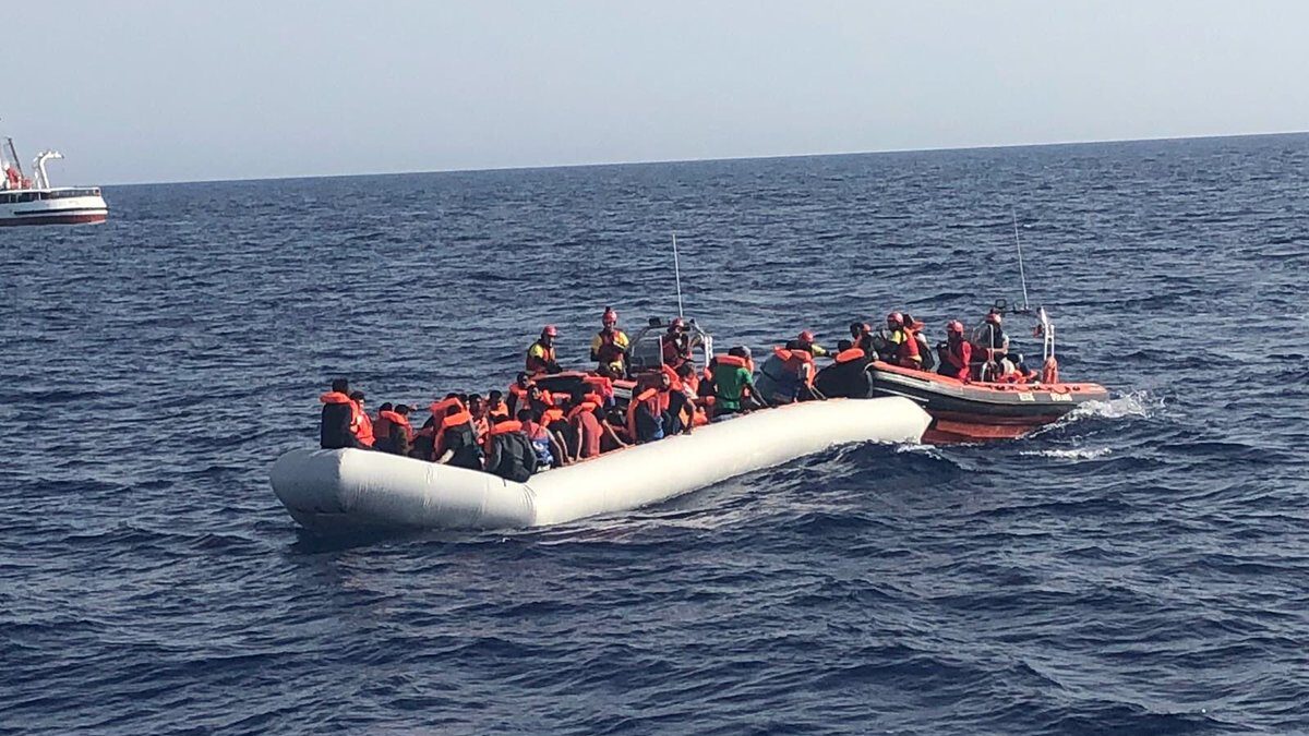 Naufragio al largo dalla Libia: affonda gommone con 100 persone