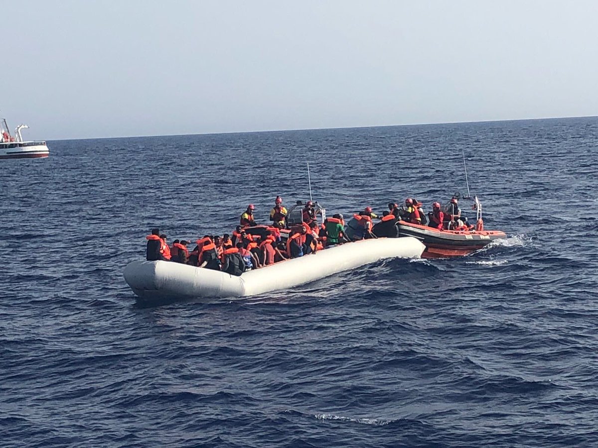 Naufragio al largo dalla Libia: affonda gommone con 100 persone