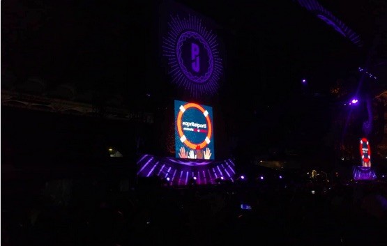 Pearl Jam: il messaggio “Aprite i porti” appare durante l’esibizione di Imagine a Roma (VIDEO)