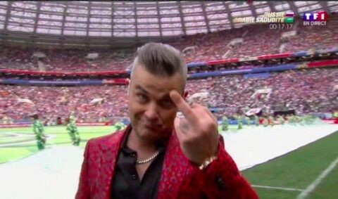 Perché Robbie Williams ha fatto il dito medio e cambiato le parole ai Mondiali 2018? (VIDEO)