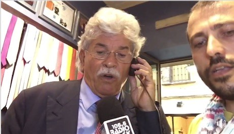 Il senatore Antonio Razzi canta Cara Italia di Ghali: “la dedico agli immigrati regolari” (VIDEO)