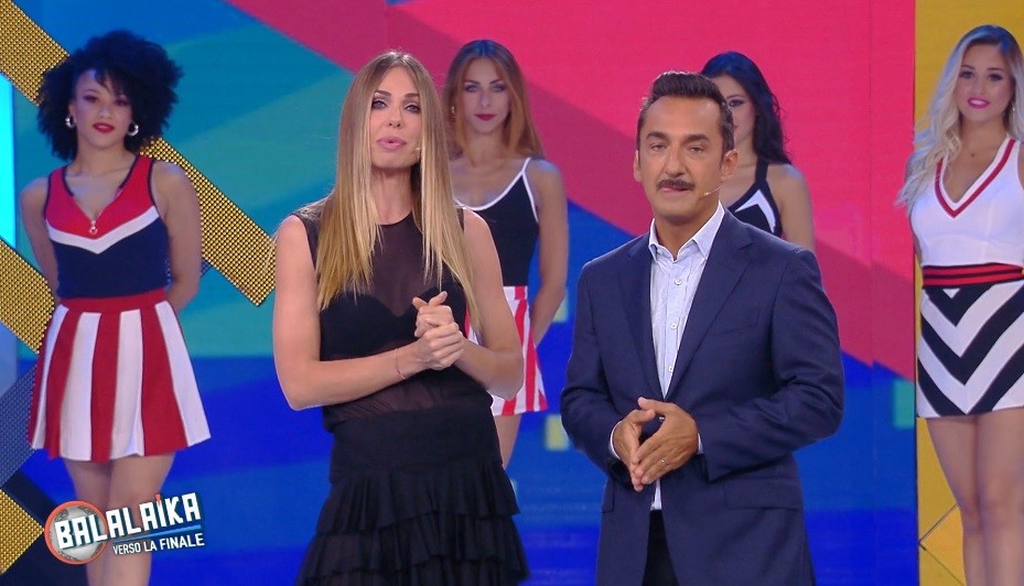 Balalaika, Ilary Blasi vede dei ragazzi che ballano: “Sembro io ieri a Mykonos”