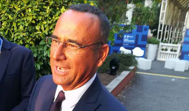 Carlo Conti a Blogo: “Dopo la morte di Frizzi ho rallentato anche io come la Clerici. Tale e quale nip? Ci abbiamo pensato, ma…” (VIDEO)