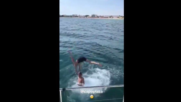 Epic fail per Capo Plaza: il rapper si tuffa in testa al collega Ghali in vacanza (VIDEO)