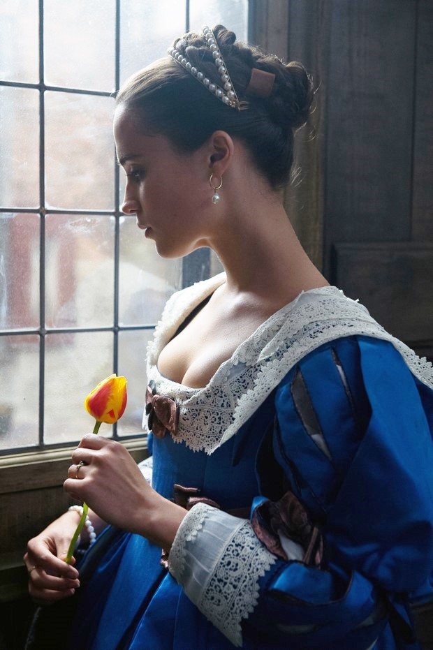 La ragazza dei tulipani: foto e poster del film con Alicia Vikander
