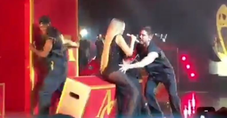 Mariah Carey rischia di cadere in concerto… e continua a cantare in playback [video]