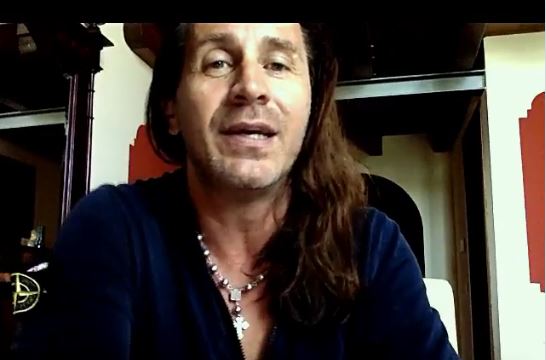 Manzano, esibizione di Povia sostituita con una cover band dei Pooh. Le parole del sindaco e le repliche del cantante [video]