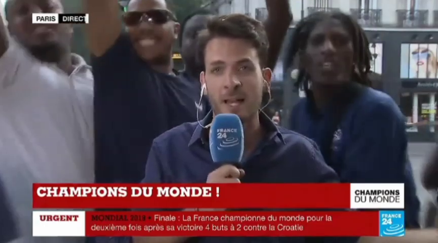 Francia campione del mondo, l’inviato di France 24 ‘assalito’ dai tifosi (video)