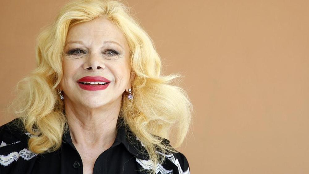Sandra Milo si trasforma in televenditrice (video)