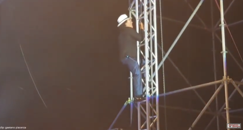 Al Bano si arrampica sull’impalcatura durante un concerto [video]
