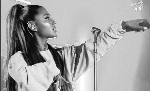 Ariana Grande, fan la interrompe mentre canta: “Non stavo registrando!” E lei ricomincia [video]