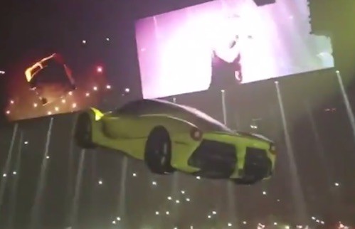 Drake e Migos: una Ferrari volante nella scenografia del loro primo tour insieme (VIDEO)