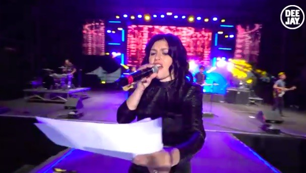 Giusy Ferreri e Boomdabash cantano (male) Aretha Franklin con il testo davanti: polemiche per l’omaggio a Deejay On Stage (VIDEO)
