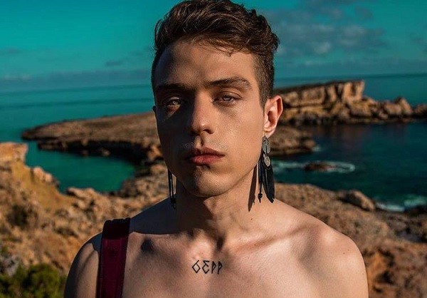 Irama: “Guccini e De Andrè come punto di riferimento. Ad “Amici” ho imparato ad aprirmi al 100 per cento con le persone”