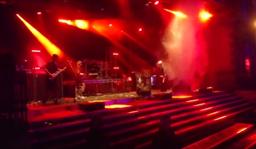 Limp Bizkit: crolla il soffitto ad un concerto in Inghilterra, cascata d’acqua sul palco (VIDEO)