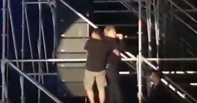 Nino d’Angelo si arrampica (pericolosamente) su un traliccio del palco in concerto a Gaeta | VIDEO