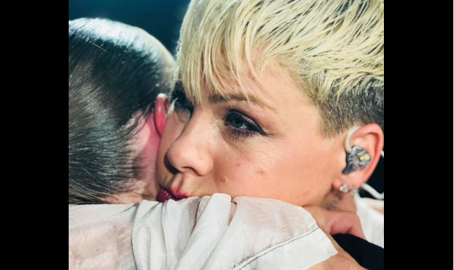 Pink ferma il concerto e scende ad abbracciare una ragazzina che ha perso la madre un mese fa [video]