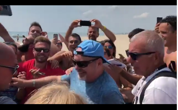 Vasco Rossi, vacanza in Puglia con bagno di folla in spiaggia [video]