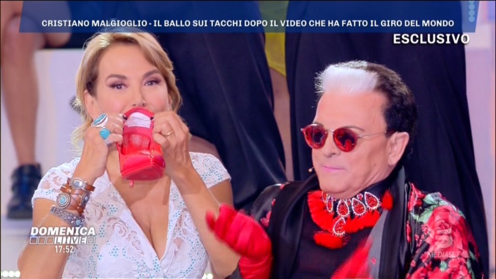 Domenica Live: il pomeriggio di Canale 5 a base di gossip… e una breve incursione della politica