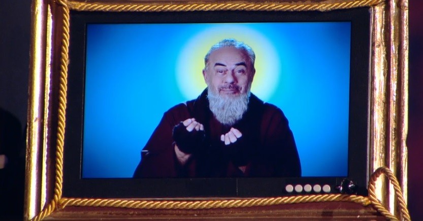 Crozza, arriva lo sketch di Padre Pio. Nel 2001 a L’Ottavo Nano il precedente “incriminato”
