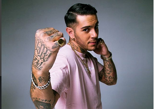 Emis Killa: “Fuoco e benzina la volevano a Sanremo 2018 ma mi hanno chiesto modifiche al testo. Me la sono ripresa”.