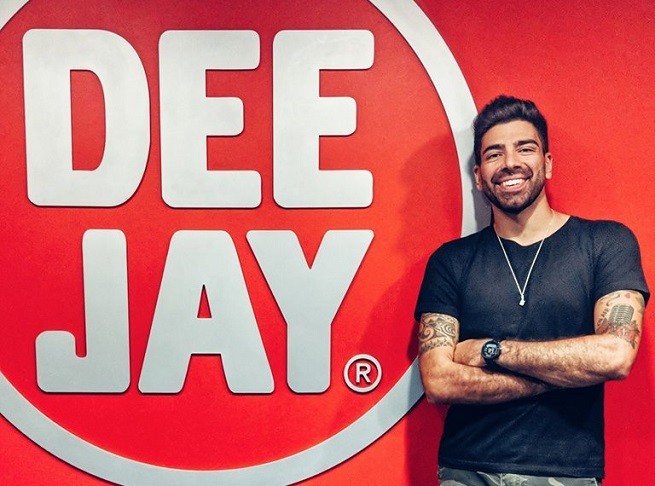 Gianluca Gazzoli sbarca su Deejay Tv (ma non lascia Radio 2)