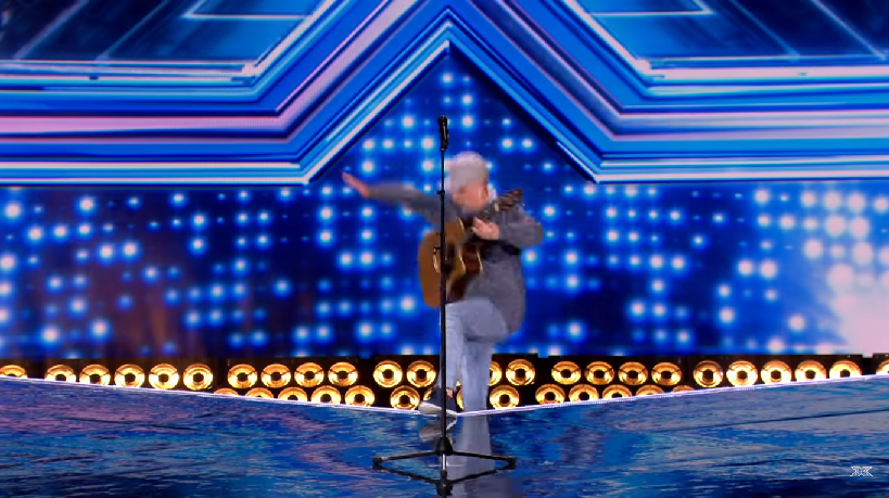 X Factor UK, concorrente cade dal palco durante una performance (video)