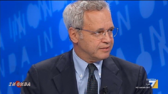 Mentana e il promo a In Onda: “Non ci sono grandi ospiti”. Ma l’ospite era lui