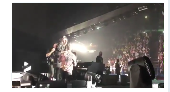 Irama, concerto al Forum di Assago il 5 aprile 2019: l’annuncio di Laura Pausini [video]