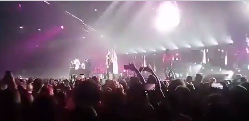 Laura Pausini grida “tr0ia” durante il concerto al Forum di Assago: ecco il perché (VIDEO)