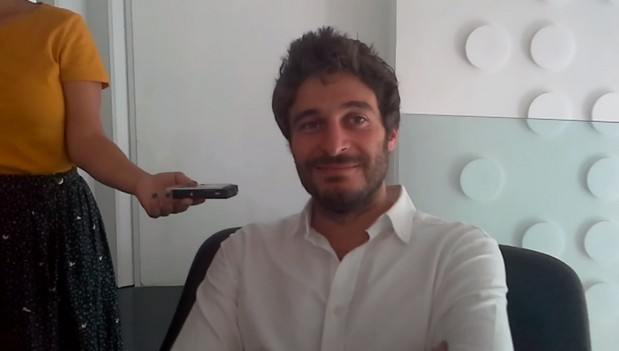 Non dirlo al mio capo 2, Lino Guanciale a TvBlog: “Enrico Vinci sarà più umano rispetto alla prima stagione. Mediaset? Ora una pausa, poi vedremo…” (Video)