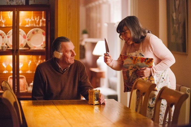 Morto tra una settimana o ti ridiamo i soldi: foto e poster della dark-comedy di Tom Wilkinson