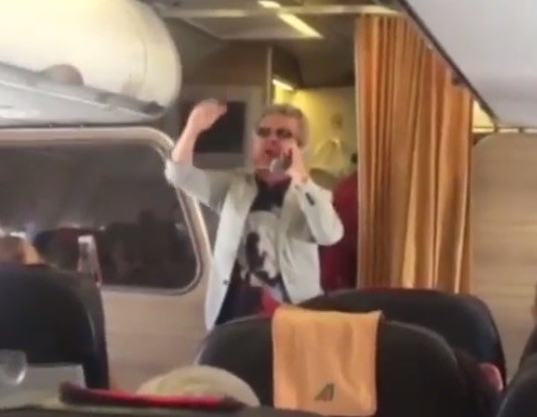 Pupo calma un gruppo di passeggeri infuriati sul volo Lamezia – Roma cantando Su di noi (VIDEO)