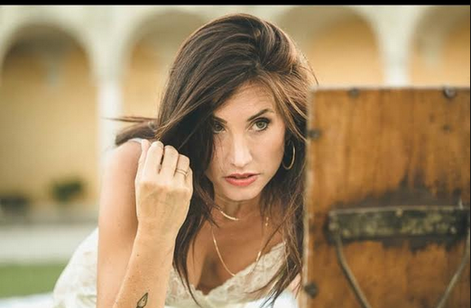 The Other Side of the Bed, il brano scritto dalla neurologa Elena Bazzoli e cantato da Alessandra Regosini [Anteprima video]