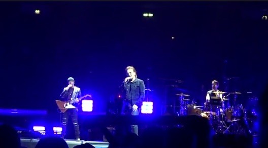 U2: Bono costretto ad interrompere il concerto a Berlino per problemi alle corde vocali (VIDEO)