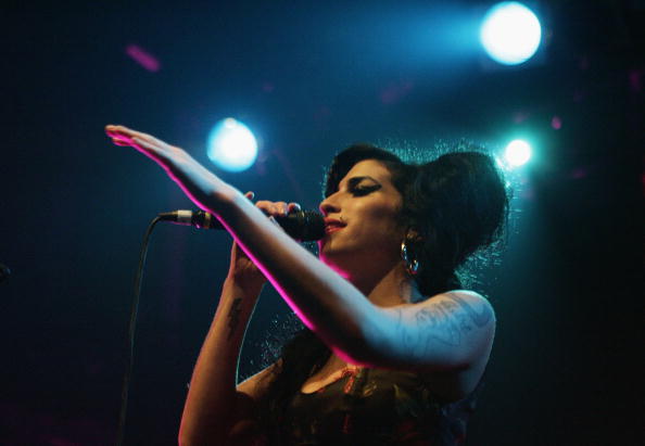 Amy Winehouse, tour dell’ologramma nel 2019: la conferma del padre della cantante