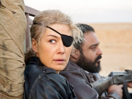 A Private War: foto e poster del biopic con Rosamund Pike