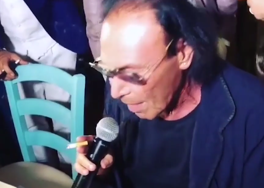 Antonello Venditti canta al matrimonio di Ferdinando Salzano guardando la partita della Roma (VIDEO)